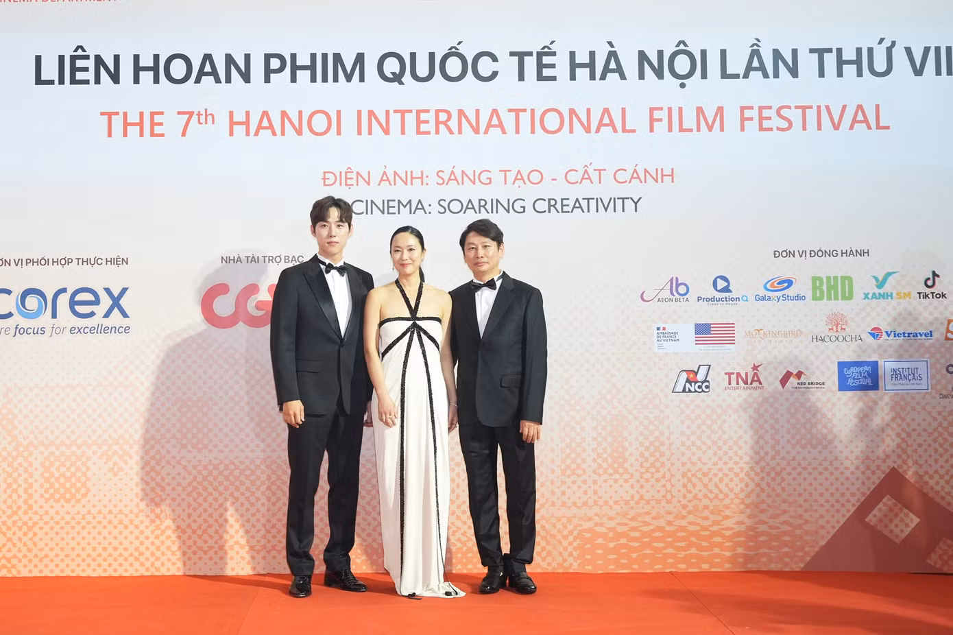 Đạo diễn và diễn viên chính phim Tình yêu vĩnh cửu (hạng mục Phim dài dự thi) có mặt tại thảm đỏ HANIFF 2024. Phim kể về một bệnh nhân bị chấn thương cột sống và người giám hộ của anh, họ bị cuốn vào một trò chơi nguy hiểm liên quan đến việc kế thừa gia sản.