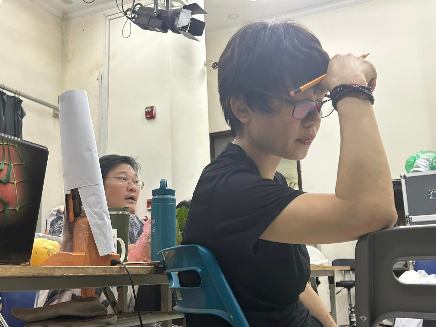 NSƯT Bùi Phương Nga trong hậu trường tập luyện vở Bóng rốido NSND Tạ Tuấn Minh đạo diễn. NSƯT Bùi Phương Nga trong hậu trường tập luyện vở Bóng rốido NSND Tạ Tuấn Minh đạo diễn.