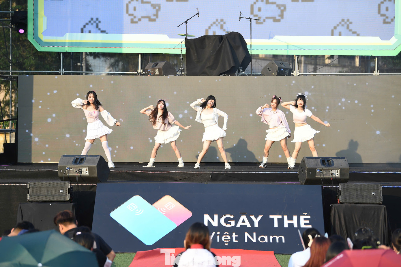 Trong chiều 6/10, các nhóm nhảy đến từ trường ĐH Kinh doanh và Công nghệ Hà Nội, Cao đẳng FPT Polytechnic Hà Nội đã mang đến những tiết mục sôi động, khuấy động không khí sân vận động Đại học Bách Khoa Hà Nội.