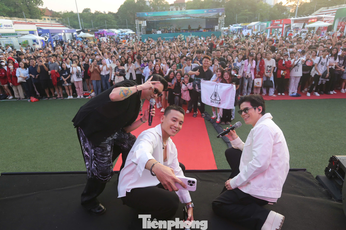 Chia sẻ tại Ngày Thẻ Việt Nam 2024 - Sóng Festival, Da LAB khẳng định lần nào cũng đầy mới mẻ, đặc biệt tuyệt vời khi có sự cổ vũ nồng nhiệt đến từ khán giả: "Sự xuất hiện ngày càng bùng nổ của các bạn khiến chúng mình cảm nhận được nhiều tình cảm. Rất mong các bạn tiếp tục ủng hộ nhóm nhạc Da LAB".