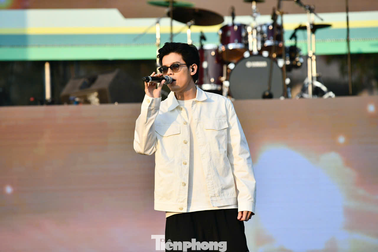 Nghệ sĩ mở màn cho khung biểu diễn chiều 6/10 là nhóm nhạc Da LAB. Sự xuất hiện của Da LAB đã khiến sân vận động ĐH Bách Khoa bùng nổ.