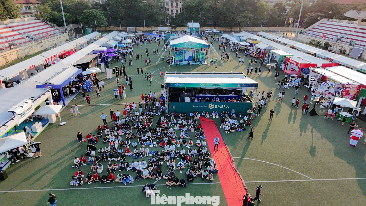 Từ đầu giờ chiều, hàng nghìn sinh viên các đại học trên địa bàn Thủ đô đã có mặt tại sân vận động ĐH Bách Khoa Hà Nội để chờ đợi chương trình nghệ thuật của Ngày Thẻ Việt Nam 2024 - Sóng Festival.