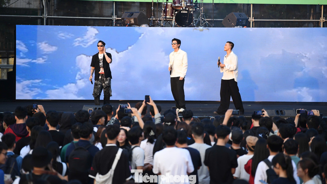 Da LAB mang đến những bản tình ca gắn với tên tuổi nhóm như Thanh xuân, Thức giấc, Gác lại âu lo, Bài ca tuổi trẻ, Một đời... Tại sân khấu chiều 6/10, Da LAB cũng trình diễn bài hát mới nhất Bầu trời mới.