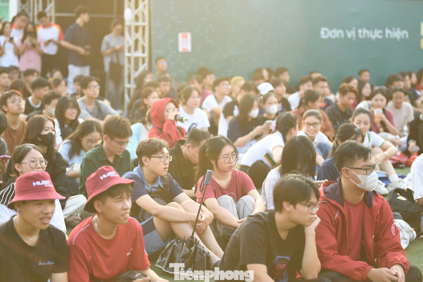 Từ đầu giờ chiều, hàng nghìn sinh viên các đại học trên địa bàn Thủ đô đã có mặt tại sân vận động ĐH Bách Khoa Hà Nội để chờ đợi chương trình nghệ thuật của Ngày Thẻ Việt Nam 2024 - Sóng Festival.