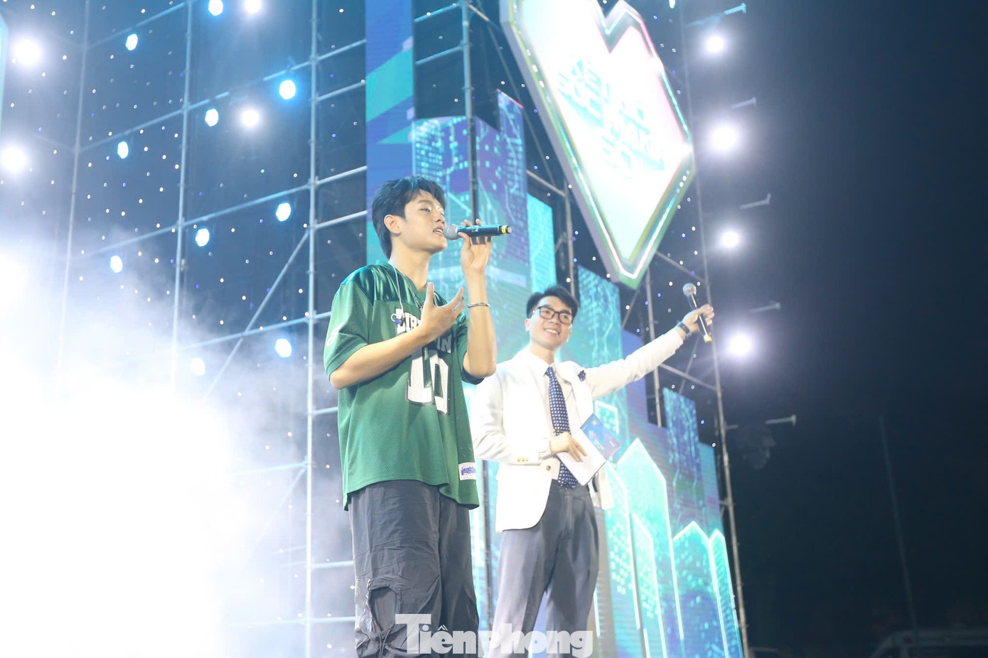 Anh tiết lộ đã hoàn thành phần nhạc cho album mới. Bùi Trường Linh cũng hát mộc một đoạn trong ca khúc mới - Giờ thì mà anh sắp công bố. Ca khúc tiếp tục là những giai điệu sâu lắng của anh. Giờ thì đã khép lại chương trình nghệ thuật trong Ngày Thẻ Việt Nam 2024 - Sóng Festival.