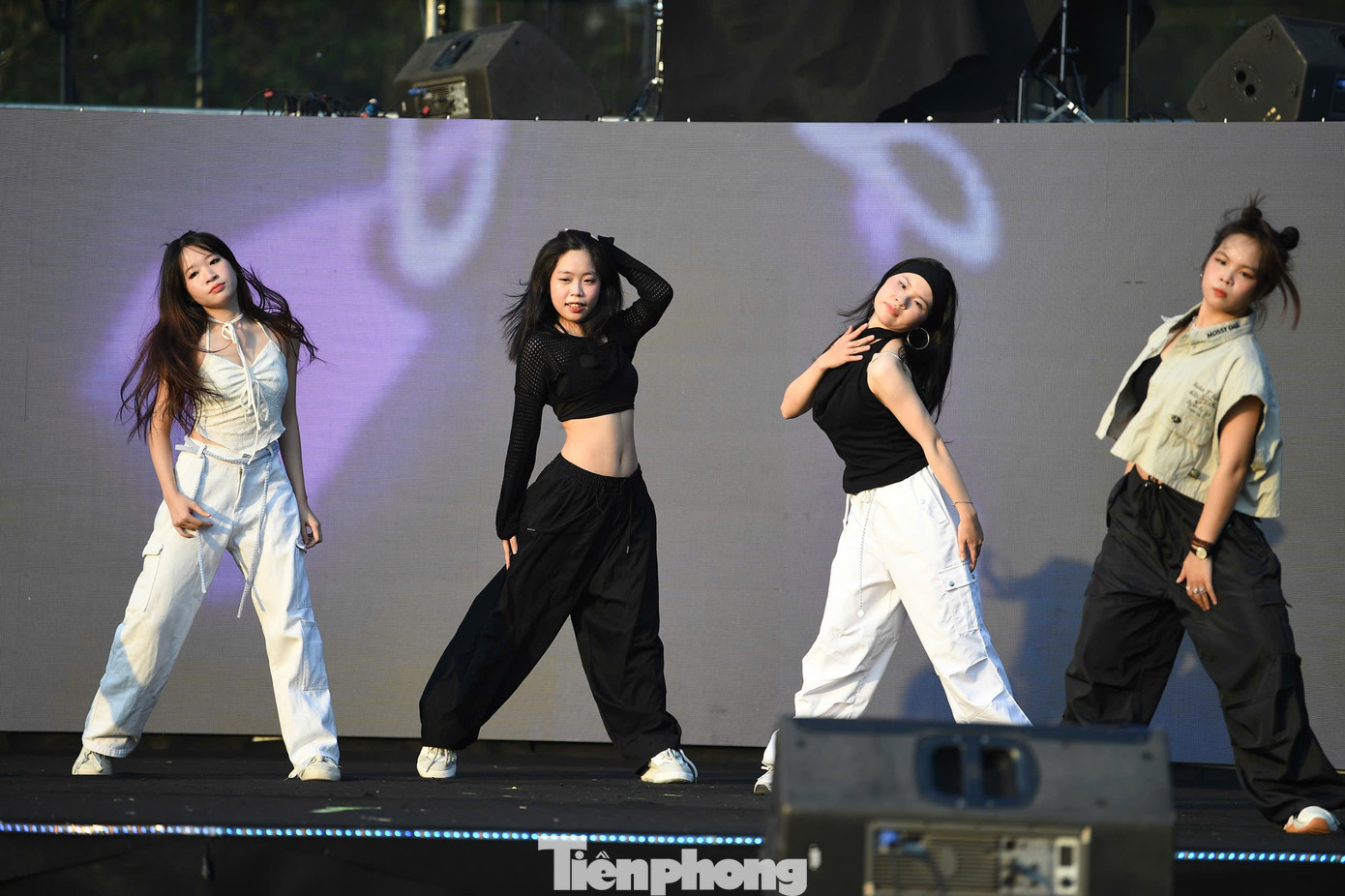 Trong chiều 6/10, các nhóm nhảy đến từ trường ĐH Kinh doanh và Công nghệ Hà Nội, Cao đẳng FPT Polytechnic Hà Nội đã mang đến những tiết mục sôi động, khuấy động không khí sân vận động Đại học Bách Khoa Hà Nội.