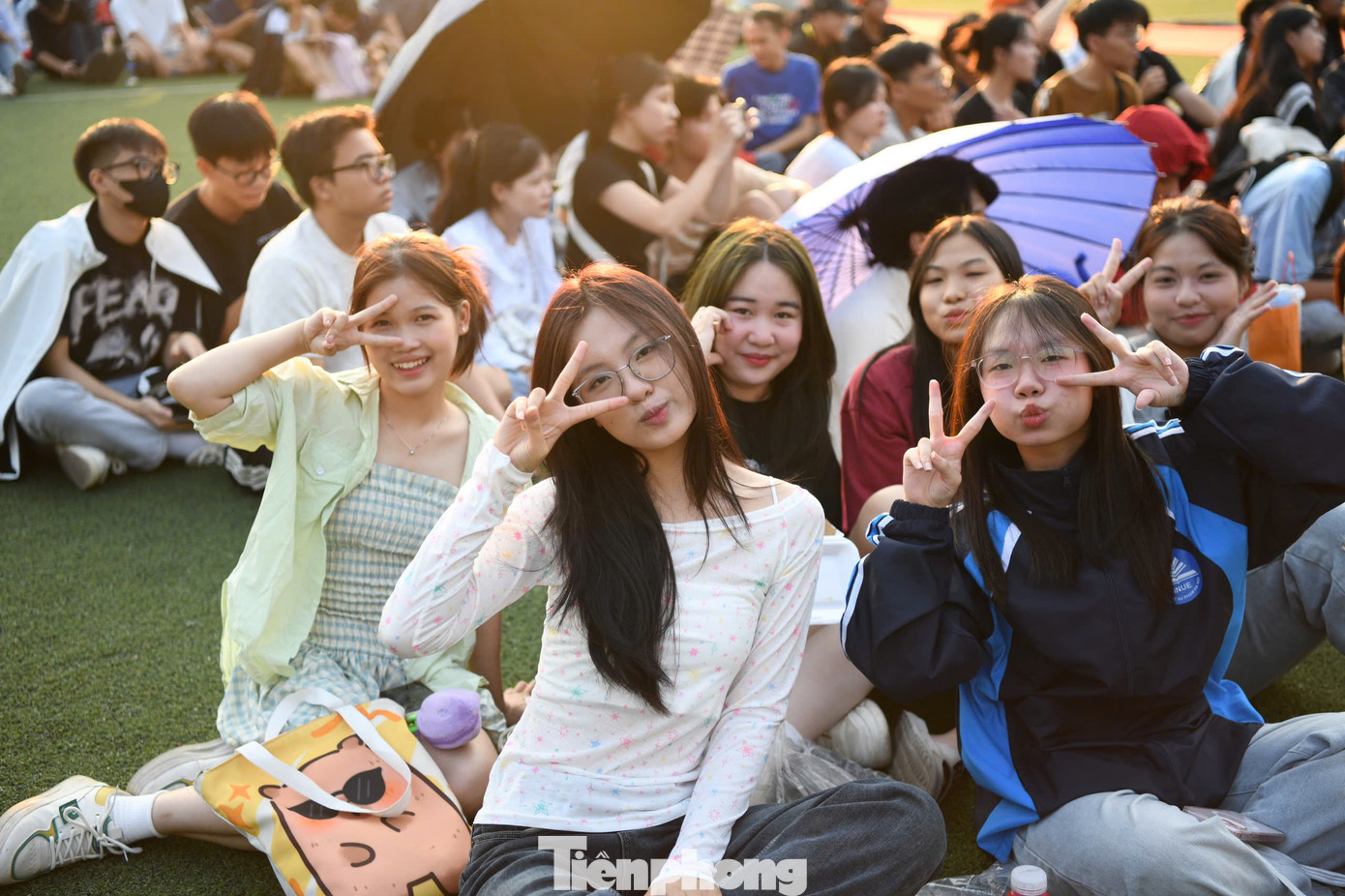 Từ đầu giờ chiều, hàng nghìn sinh viên các đại học trên địa bàn Thủ đô đã có mặt tại sân vận động ĐH Bách Khoa Hà Nội để chờ đợi chương trình nghệ thuật của Ngày Thẻ Việt Nam 2024 - Sóng Festival.