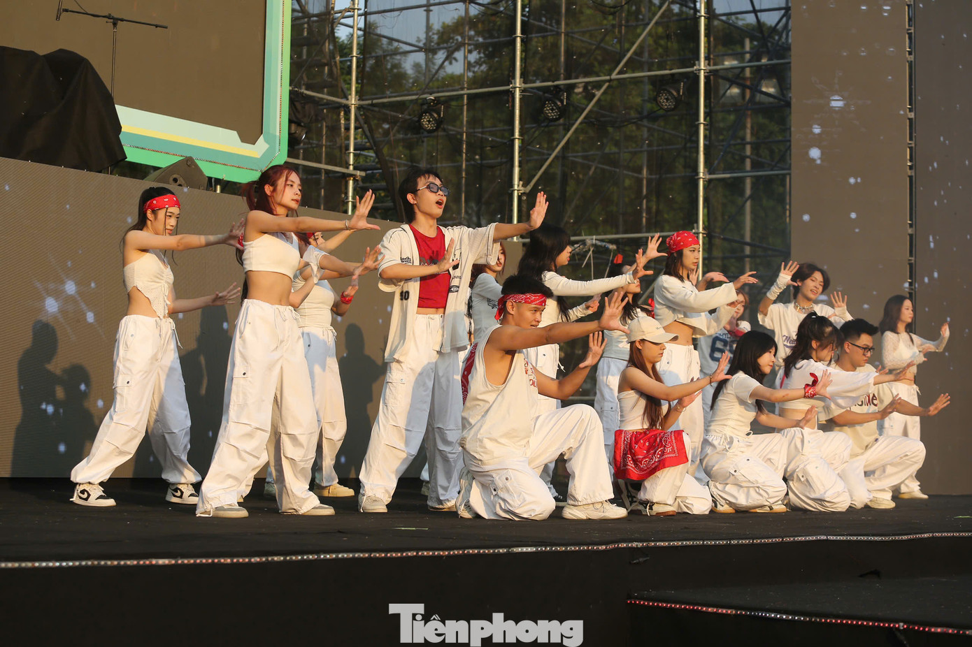 Trong chiều 6/10, các nhóm nhảy đến từ trường ĐH Kinh doanh và Công nghệ Hà Nội, Cao đẳng FPT Polytechnic Hà Nội đã mang đến những tiết mục sôi động, khuấy động không khí sân vận động Đại học Bách Khoa Hà Nội.