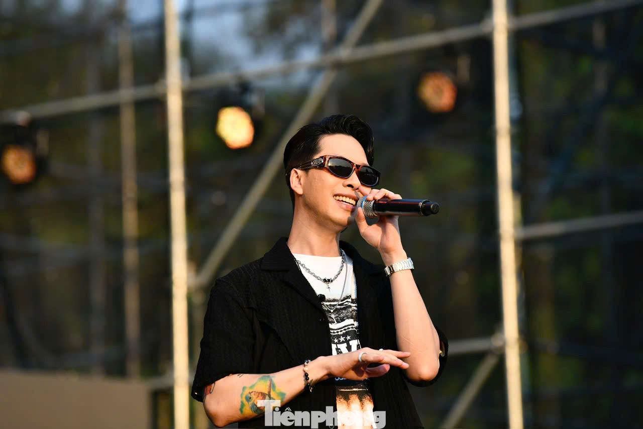 Nghệ sĩ mở màn cho khung biểu diễn chiều 6/10 là nhóm nhạc Da LAB. Sự xuất hiện của Da LAB đã khiến sân vận động ĐH Bách Khoa bùng nổ.