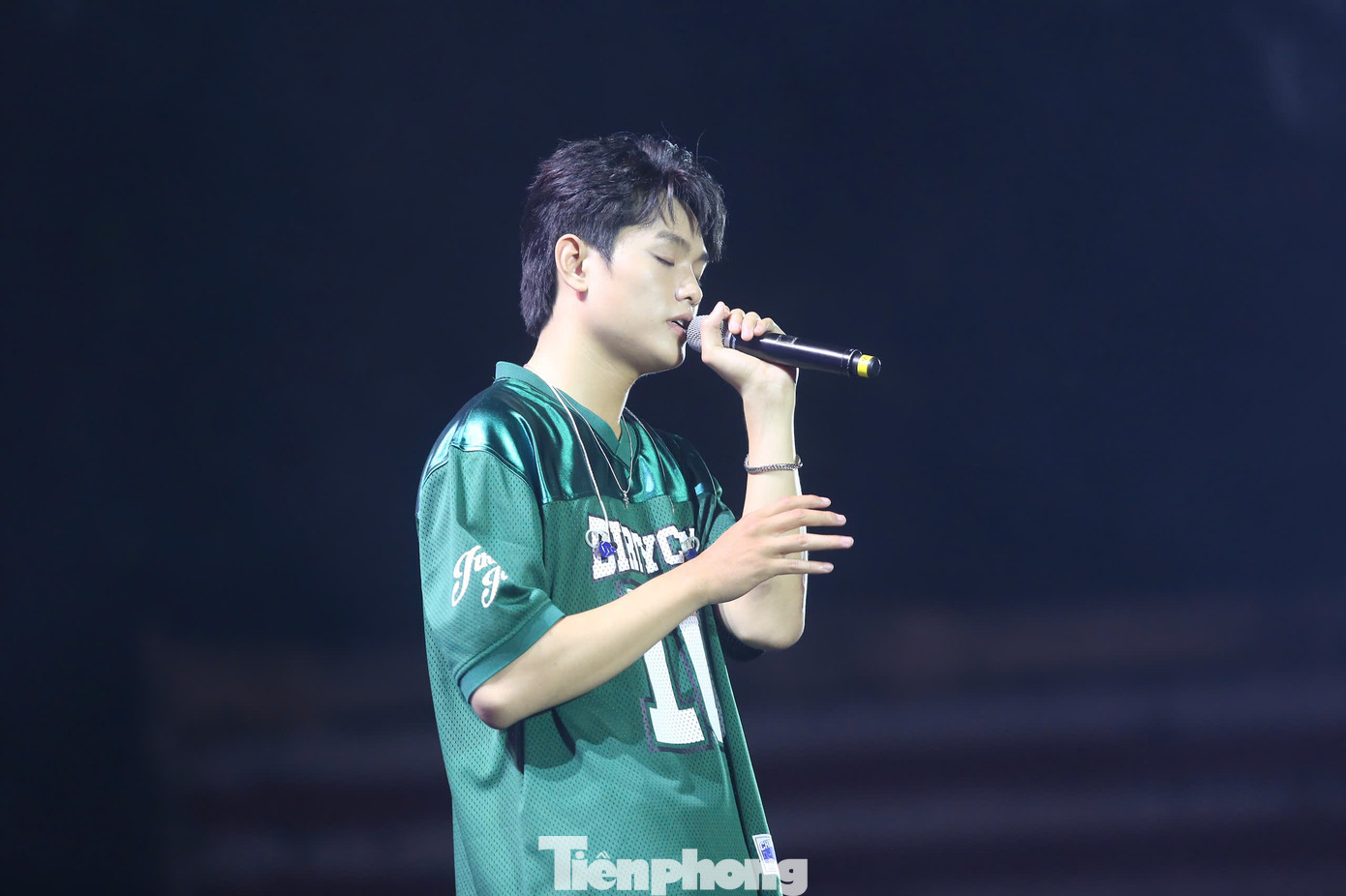 Những ca từ sâu lắng của Bùi Trường Linh lay động trái tim của hàng nghìn khán giả. Sau khi hoàn thành set diễn, nam ca sĩ nán lại sân khấu chia sẻ và chụp ảnh với người hâm mộ.