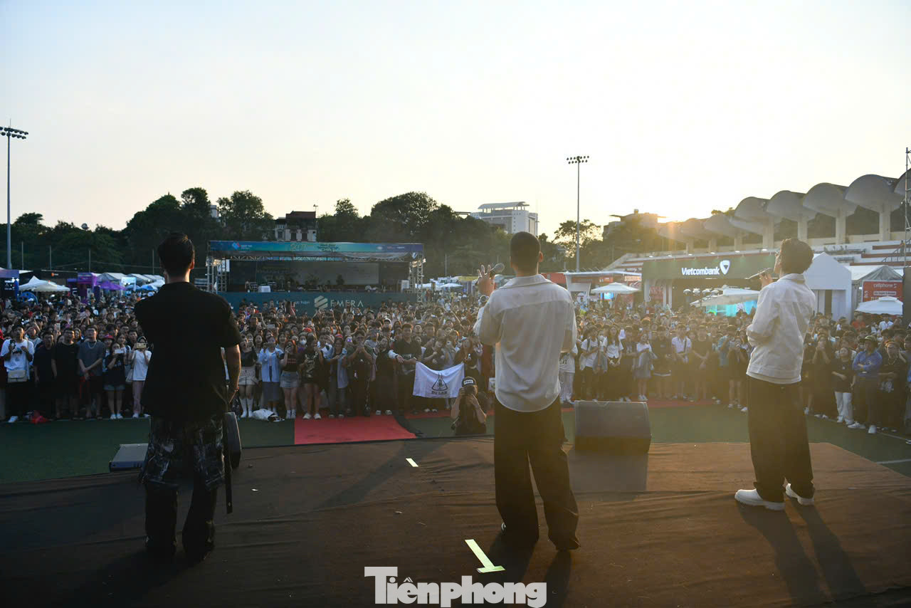 Nghệ sĩ mở màn cho khung biểu diễn chiều 6/10 là nhóm nhạc Da LAB. Sự xuất hiện của Da LAB đã khiến sân vận động ĐH Bách Khoa bùng nổ.