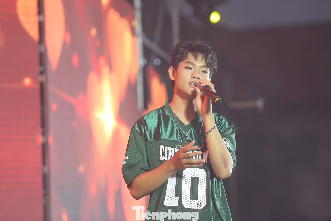 Những ca từ sâu lắng của Bùi Trường Linh lay động trái tim của hàng nghìn khán giả. Sau khi hoàn thành set diễn, nam ca sĩ nán lại sân khấu chia sẻ và chụp ảnh với người hâm mộ.