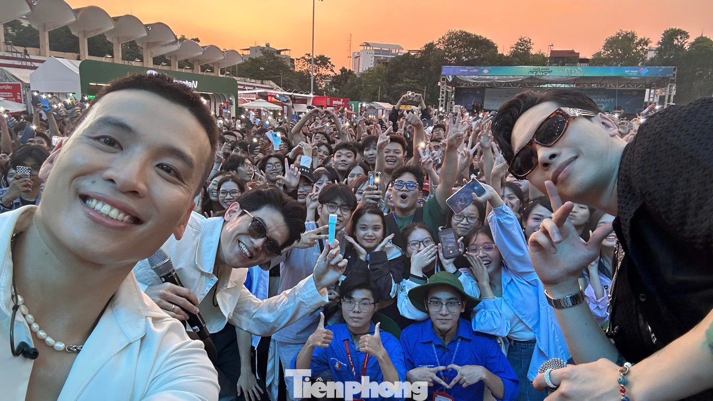 Nhóm nhạc nán lại sân khấu giao lưu, chụp ảnh người tham dự Ngày Thẻ Việt Nam 2024 - Sóng Festival.