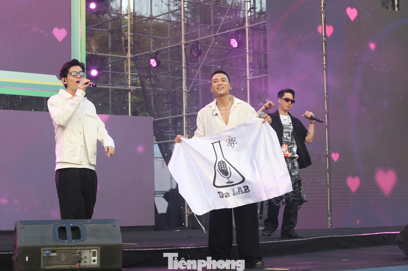 Chia sẻ tại Ngày Thẻ Việt Nam 2024 - Sóng Festival, Da LAB khẳng định lần nào cũng đầy mới mẻ, đặc biệt tuyệt vời khi có sự cổ vũ nồng nhiệt đến từ khán giả: "Sự xuất hiện ngày càng bùng nổ của các bạn khiến chúng mình cảm nhận được nhiều tình cảm. Rất mong các bạn tiếp tục ủng hộ nhóm nhạc Da LAB".