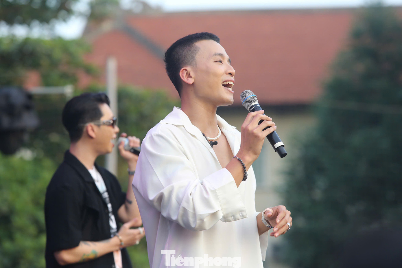 Nghệ sĩ mở màn cho khung biểu diễn chiều 6/10 là nhóm nhạc Da LAB. Sự xuất hiện của Da LAB đã khiến sân vận động ĐH Bách Khoa bùng nổ.