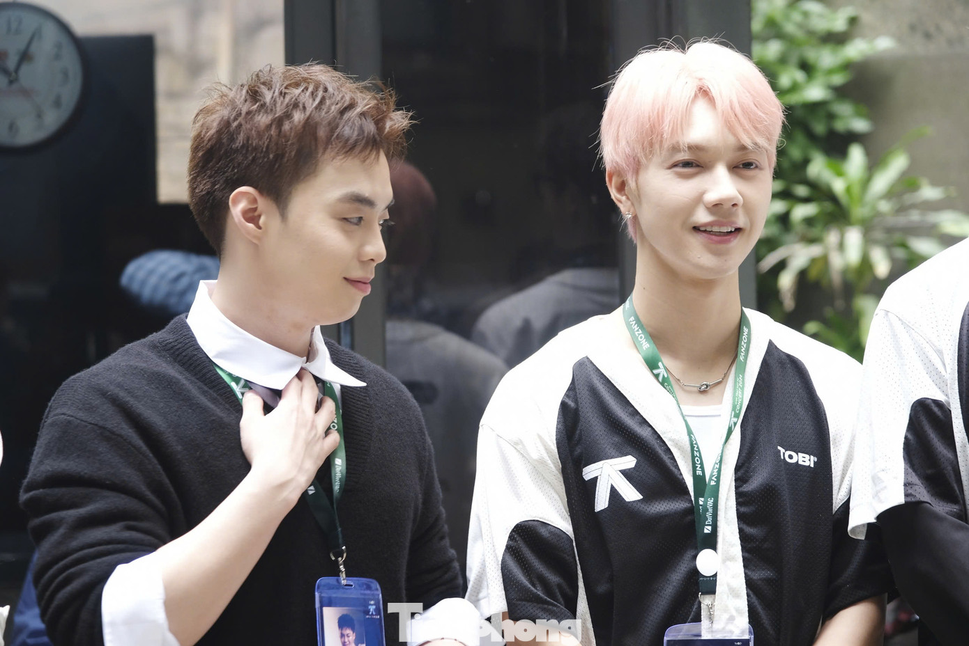 Cũng có mặt tại sự kiện, NSND Lan Hương cho biết cô học hỏi được nhiều từ các nghệ sĩ trẻ. Nữ nghệ sĩ nói cháu nội mình hâm mộ các anh trai, luôn nhún nhảy mỗi khi nghe các bài hát từ chương trình. “Tôi cũng ngưỡng mộ và học từ các bạn sự năng lượng, tích cực khi làm nghề. Rất mong các bạn tiếp tục phát huy sức trẻ, thể hiện mạnh mẽ hơn nữa tình yêu với văn hóa. Cảm ơn các bạn vì yêu văn hóa Việt và lan tỏa đến nhiều thế hệ trẻ”, NSND Lan Hương nói. Theo NSND Lan Hương, các chương trình như Anh trai say hi, Anh trai vượt ngàn chông gai… khiến cô trẻ ra, được gần với nghệ sĩ trẻ và học hỏi từ các bạn nhiều điều. Nữ nghệ sĩ khẳng định dàn nghệ sĩ trẻ của Việt Nam không hề thua kém quốc tế.