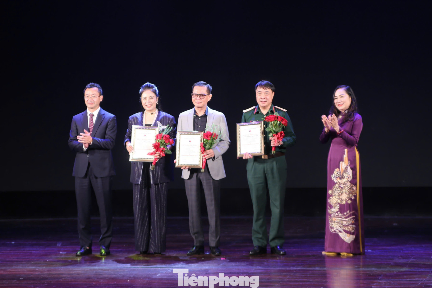 Đại diện các nhà hát nhận huy chương Vàng dành cho vở diễn.