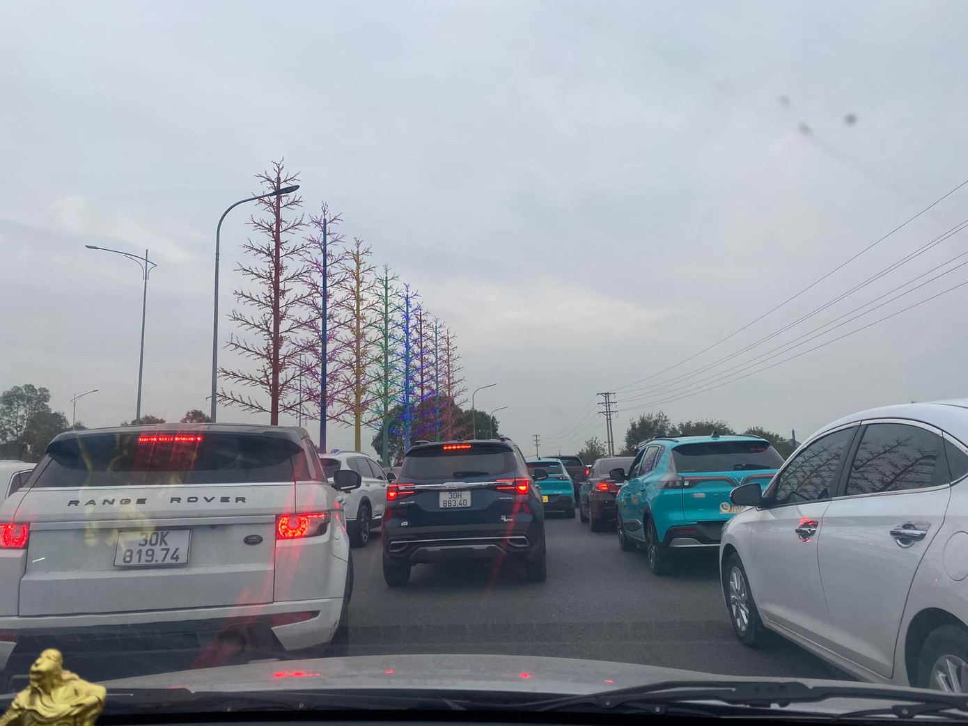 Từ cuối giờ chiều, tại cầu Vĩnh Tuy ghi nhận tình trạng ùn tắc kéo dài. Theo phản ánh của người dân mọi ngả đường hướng về phía Hưng Yên, từ cầu Vĩnh Tuy, Cổ Linh, cầu Thanh Trì tới đê Xuân Quan, Bát Tràng, Bát Khối, tới Đường 5, Trâu Quỳ, Gia Lâm... đều gặp tình trạng ùn tắc.