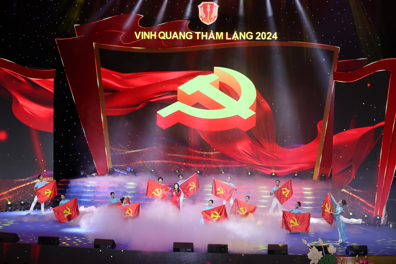 Chương trình nghệ thuật Vinh quang thầm lặng 2024 là sự kết hợp nhuần nhuyễn của âm nhạc, múa, thơ ca cùng phóng sự, giao lưu hiện trường. Chương trình nghệ thuật Vinh quang thầm lặng 2024 là sự kết hợp nhuần nhuyễn của âm nhạc, múa, thơ ca cùng phóng sự, giao lưu hiện trường.