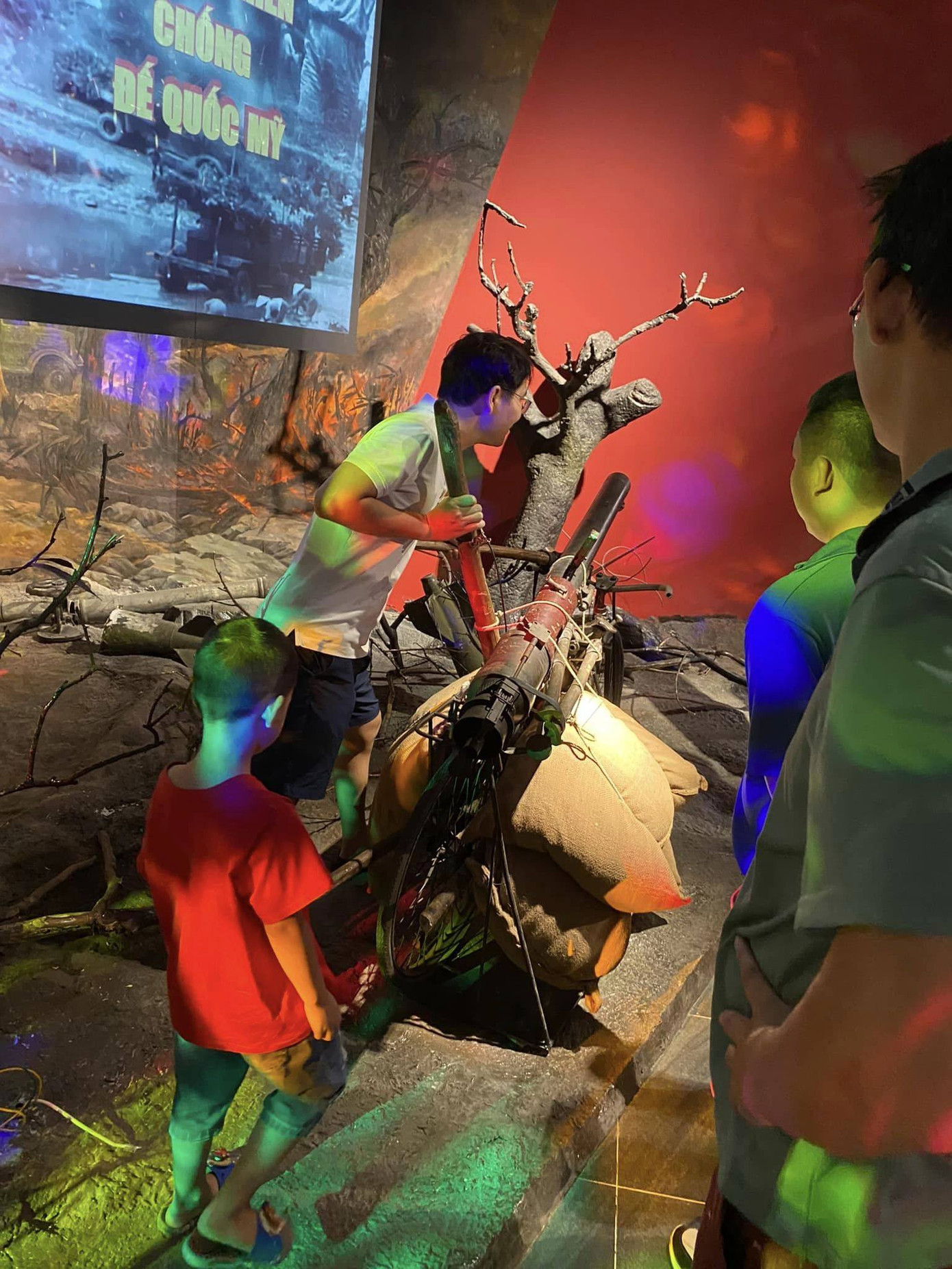 Những hình ảnh không đẹp về văn hóa ứng xử nơi công cộng ở Bảo tàng Lịch sử Quân sự Việt Nam tràn lan trên mạng xã hội. Những hình ảnh không đẹp về văn hóa ứng xử nơi công cộng ở Bảo tàng Lịch sử Quân sự Việt Nam tràn lan trên mạng xã hội.