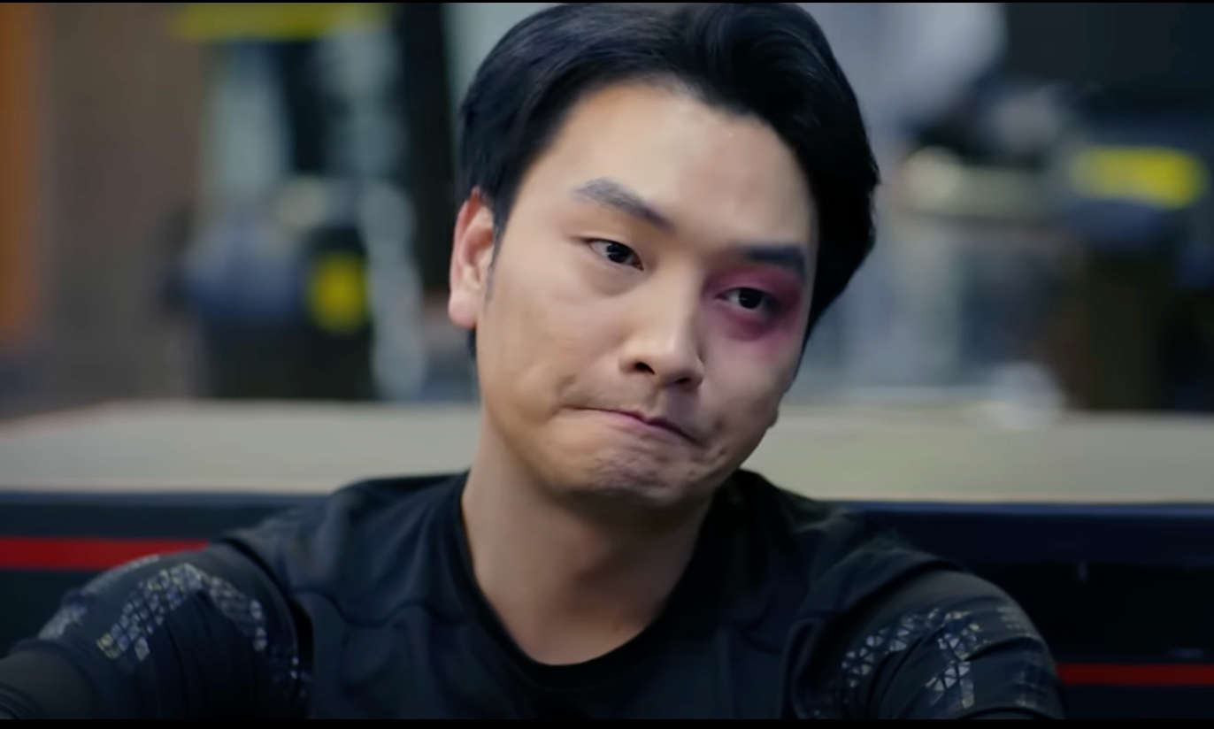 Quân (Trọng Lân) vì giúp bạn mà bị chị Lan (Maya) đấm tím mắt.