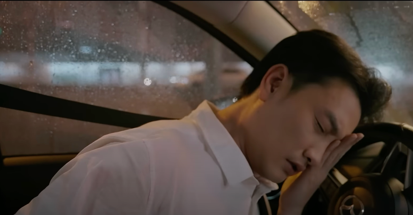 Quân (Trọng Lân) vì giúp bạn mà bị chị Lan (Maya) đấm tím mắt.