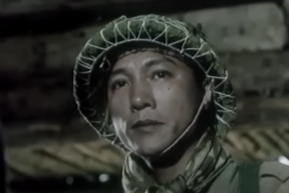 Hoa ban đỏ, còn có sự tham gia của NSND Trung Anh và NSND Trọng Trinh. Trong phim, NSND Trọng Trinh đóng vai Quán - một đồng đội của Phương. NSND Trung Anh đảm nhận một vai nhỏ, xuất hiện thoáng qua.