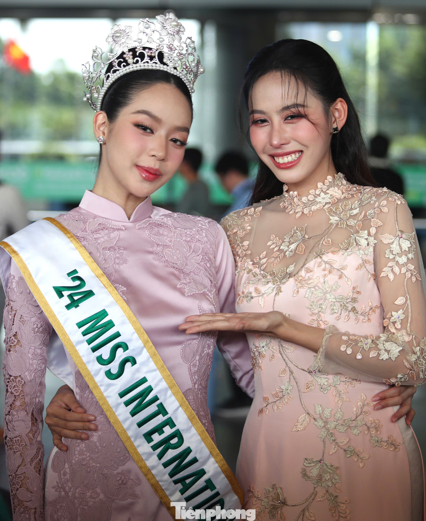 Cùng trưởng thành từ HHVN 2022, Á hậu Ngọc Hằng trở thành người dẫn chương trình đón Hoa hậu Quốc tế 2024 Huỳnh Thị Thanh Thủy về nước.