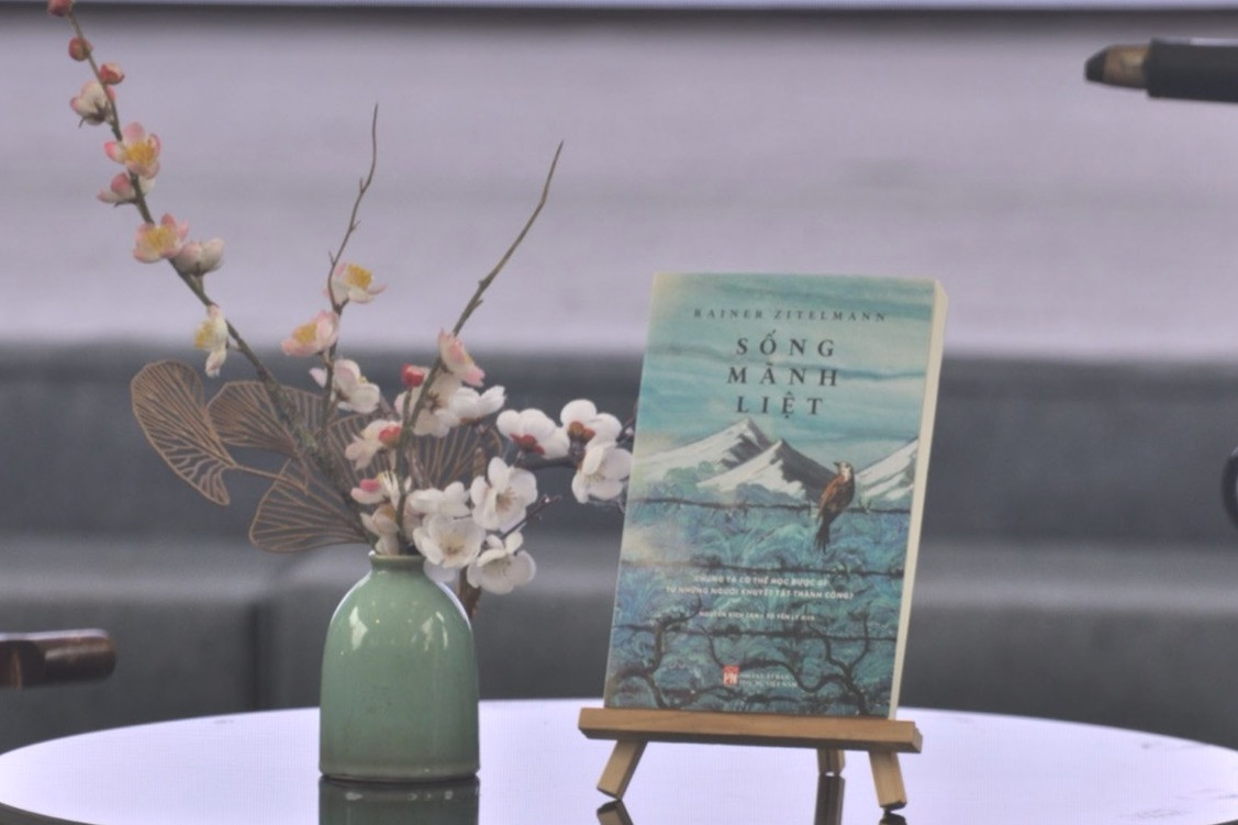 Cuốn sách Sống mãnh liệt khắc họa rõ nét về cách 20 người khuyết tật vượt qua hoàn cảnh và thành công vang dội trên toàn thế giới.