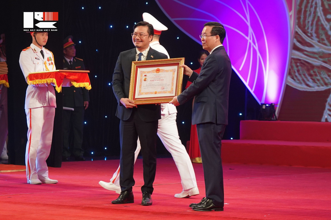 Chủ tịch nước Võ Văn Thưởng trao danh hiệu NSND cho nghệ sĩ Tạ Tuấn Minh. Ảnh: NHKVN.