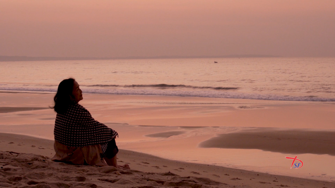 Dòng sông ký ức không chỉ là câu chuyện về những vai diễn để đời của NSND Trà Giang mà còn cho thấy hình ảnh nghệ sĩ trong đời sống. Dòng sông ký ức không chỉ là câu chuyện về những vai diễn để đời của NSND Trà Giang mà còn cho thấy hình ảnh nghệ sĩ trong đời sống.