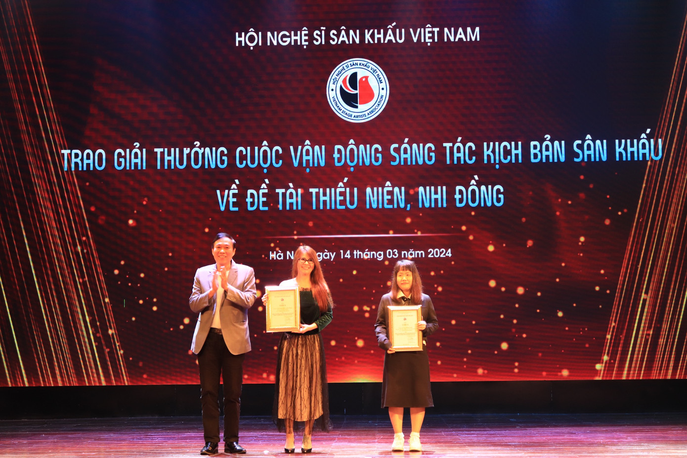 Các tác giả đạt A kịch bản sân khấu trong cuộc vận động sáng tác kịch bản sân khấu về đề tài thiếu niên, nhi đồng. Ảnh: Thúy Hiền. Các tác giả đạt A kịch bản sân khấu trong cuộc vận động sáng tác kịch bản sân khấu về đề tài thiếu niên, nhi đồng. Ảnh: Thúy Hiền.