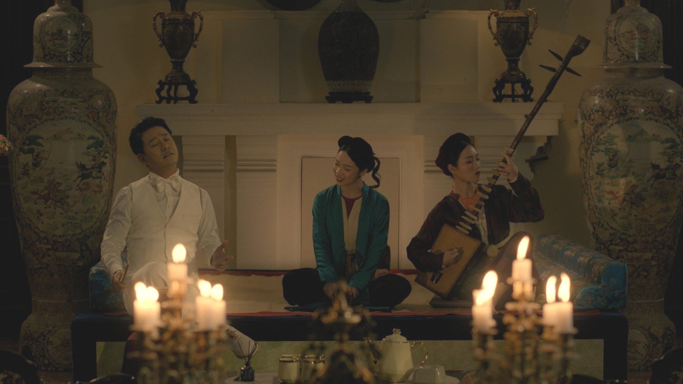 Những phân cảnh của ông phán (Tuấn Hưng) và hai ả đào trong Đào, phở và piano. Những phân cảnh của ông phán (Tuấn Hưng) và hai ả đào trong Đào, phở và piano.