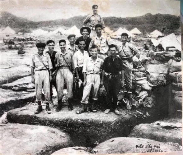 Trong khuôn khổ Tuần phim, Cục Điện ảnh tổ chức trưng bày một số ảnh tư liệu của Điện ảnh Cách mạng Việt Nam khi tham gia chiến dịch Điện Biên Phủ.