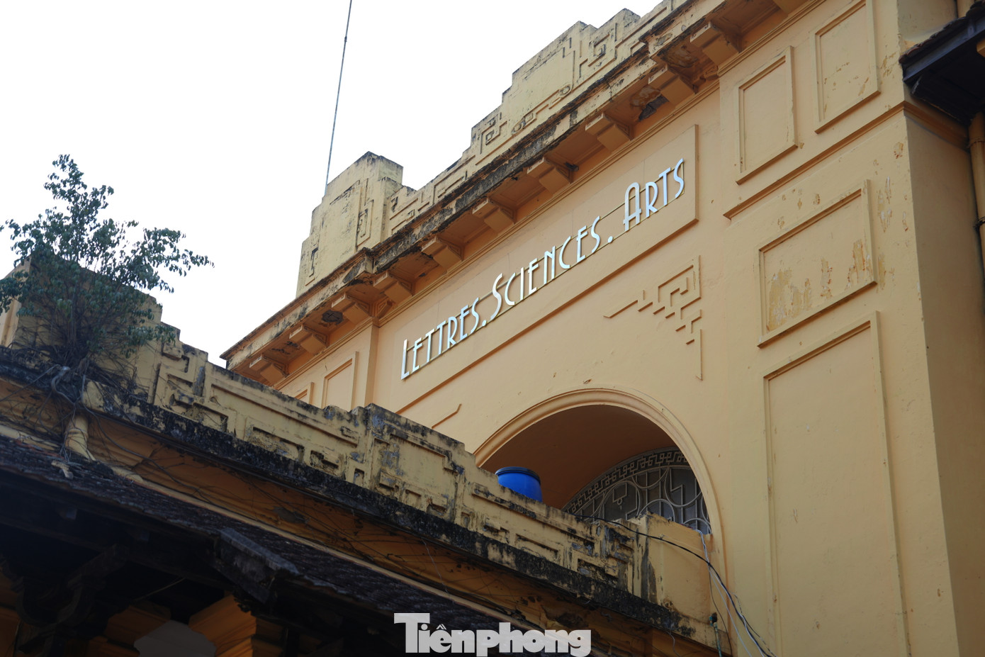 Đại học Đông Dương được thành lập ngày 16/5/1906. Đây là một trong những đại học hiện đại đầu tiên của xứ Đông Dương nói chung và ở Việt Nam nói riêng, đã đào tạo ra nhiều lớp trí thức mới góp phần xứng đáng vào sự nghiệp giải phóng dân tộc và xây dựng đất nước. Năm 1956, Đại học Tổng hợp (cũ) được thành lập, đến nay công trình kiến trúc này giữ nguyên nét cổ kính, nổi bật với sảnh chính lát đá, mái vòm cao và cửa chính hoa sắt độc đáo.