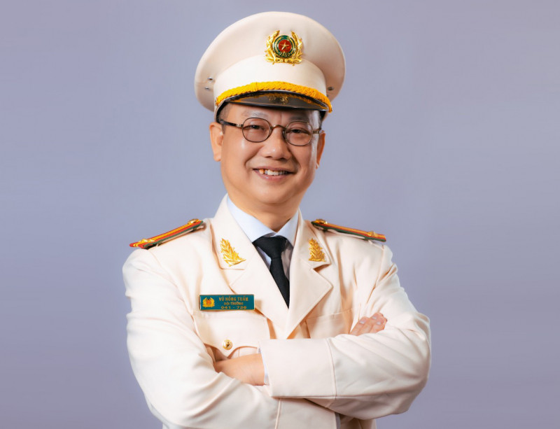 Đến nay, ước tính nghệ sĩ Hồng Tuấn mang về 13-14 Huy chương Vàng, Huy chương Bạc qua các vai diễn trên sân khấu.