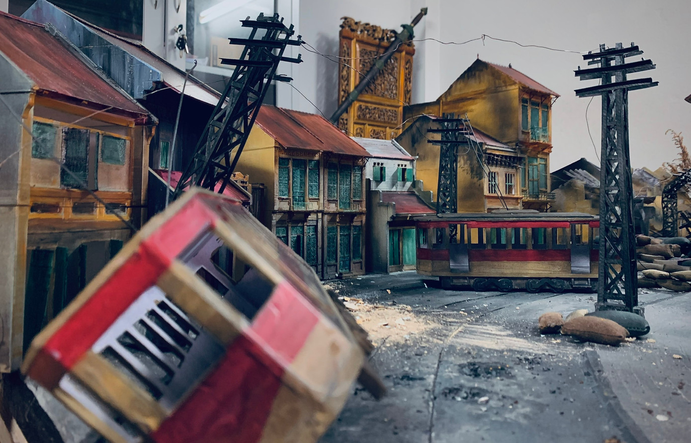 Phim được quay với bối cảnh thực kèm một vài hiệu ứng được xử lý trong mô hình khu phố cổ. Ảnh: ĐLPCC.