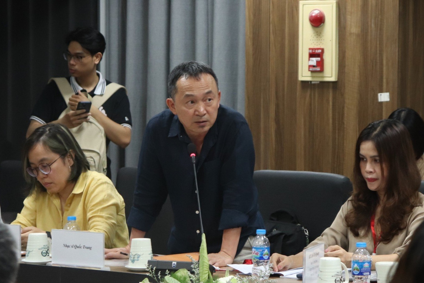 Nhạc sĩ Quốc Trung nêu một số rào cản khi doanh nghiệp tư nhân muốn sử dụng các thiết chế văn hóa do Nhà nước đầu tư. Ảnh: Thu Vân. Nhạc sĩ Quốc Trung nêu một số rào cản khi doanh nghiệp tư nhân muốn sử dụng các thiết chế văn hóa do Nhà nước đầu tư. Ảnh: Thu Vân.