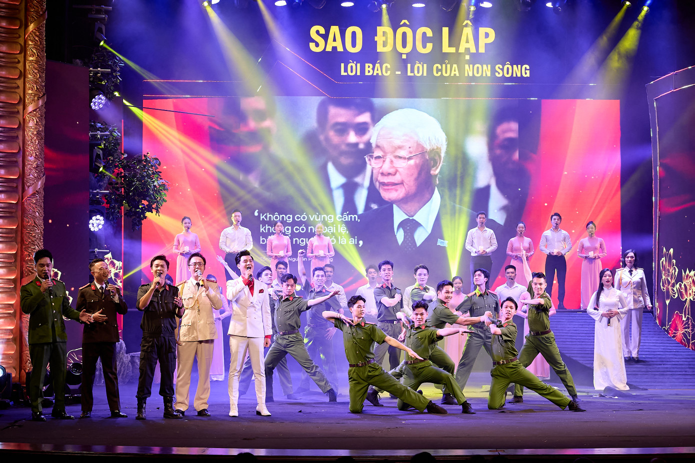 Điểm nhấn của chương 3 là hai ca khúc được nghệ sĩ Tuyết Minh sáng tác riêng cho chương trình mang tên Người lính an ninh biệt động Sài Gòn và Lời Bác - Lời của non sông. Người lính an ninh biệt động Sài Gòn tri ân những người con ưu tú của Việt Nam đã dâng hiến trọn vẹn cuộc đời mình cho Tổ quốc trong trận tổng tiến công Tết Mậu Thân 1968. Trường ca Lời Bác - Lời của non sông là khoảng lặng tri ân cố Tổng Bí thư Nguyễn Phú Trọng với tình cảm thiêng liêng, niềm xúc động sâu lắng. Ảnh: Minh Khánh.