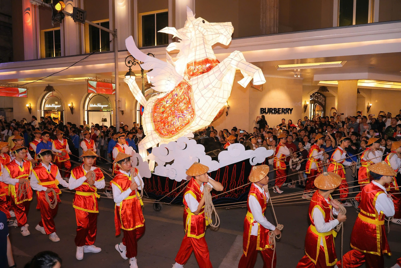 Phần diễn hành được dàn dựng như mô phỏng lại một lễ hội đầy màu sắc của người dân Hà Nội. Lễ hội là yếu tố không thể thiếu để làm nên nền văn hóa của một thành phố, quốc gia.