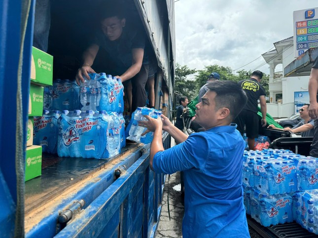 Người dân trên cả nước chung tay giúp đỡ, hỗ trợ đồng bào vùng chịu thiệt hại của thiên tai.