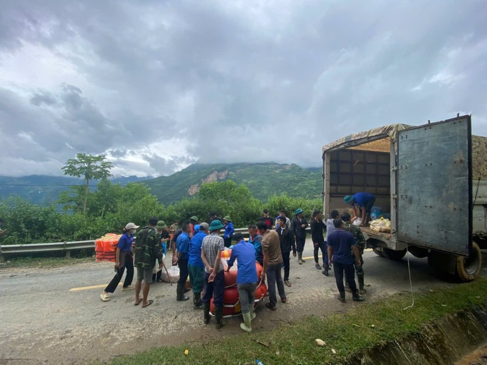 Người dân trên cả nước chung tay giúp đỡ, hỗ trợ đồng bào vùng chịu thiệt hại của thiên tai.