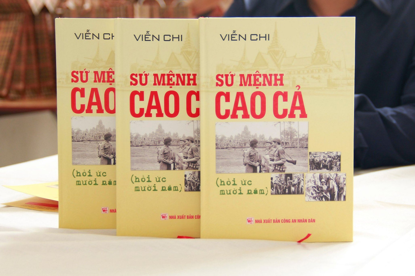 Cuốn sách Sứ mệnh cao cả được tác giả Viễn Chi viết sau khi nghỉ hưu và hoàn thành năm 1996. Cuốn sách Sứ mệnh cao cả được tác giả Viễn Chi viết sau khi nghỉ hưu và hoàn thành năm 1996.