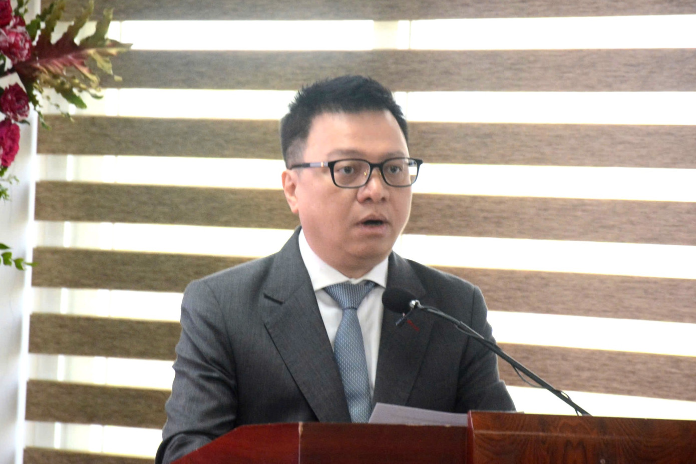 Ông Lê Quốc Minh - Chủ tịch Hội Nhà báo Việt Nam - phát biểu khai mạc tọa đàm và trưng bày chuyên đề Nhà báo, nhà ngoại giao Lý Văn Sáu: Một tấm lòng son sắt. Ông Lê Quốc Minh - Chủ tịch Hội Nhà báo Việt Nam - phát biểu khai mạc tọa đàm và trưng bày chuyên đề Nhà báo, nhà ngoại giao Lý Văn Sáu: Một tấm lòng son sắt.