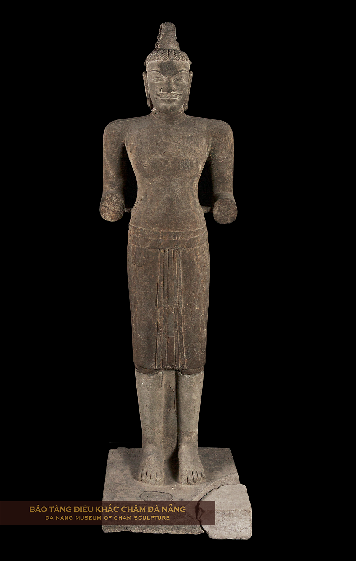 Tượng Shiva Mỹ Sơn C1 thế kỷ VIII (Mỹ Sơn, Quảng Nam). Tượng được tìm thấy ở tháp Mỹ Sơn C1 và là bức tượng theo bút pháp tả thực với chiều cao gần như người thật, khuôn mặt bộc lộ những nét nhân chủng của người Chăm. Đôi mắt hơi xếch, mở lớn, cánh mũi to và đôi môi dày. Đôi vai ngang và dáng đứng thẳng toát lên một sức mạnh cường tráng.