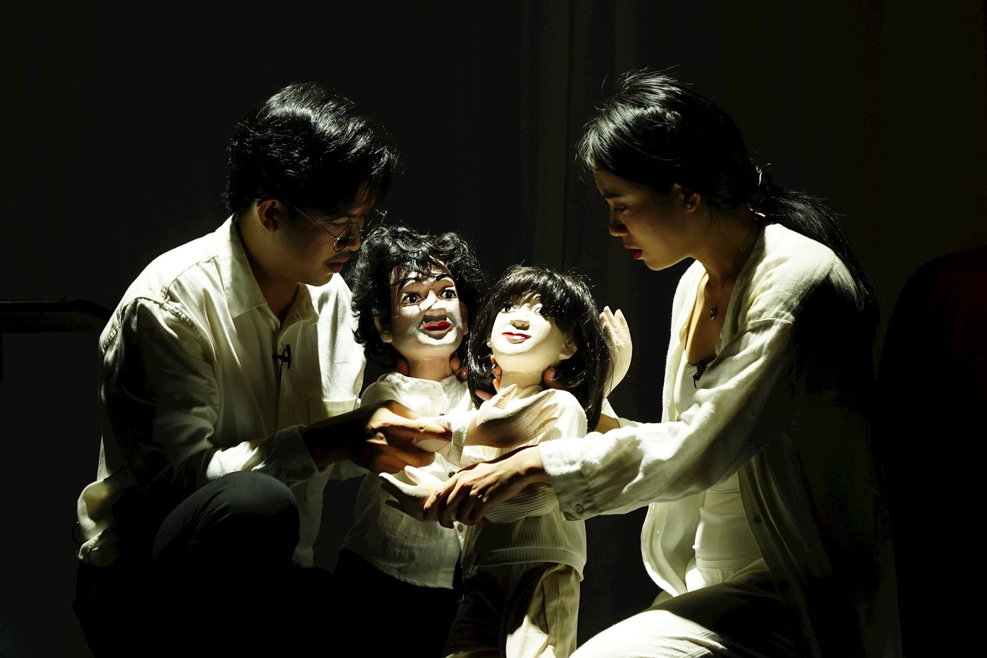 Bóng rối khắc họa cuộc đấu tranh của con người trên hành trình “sống là chính mình”.