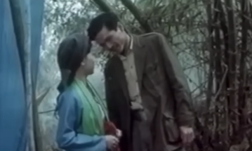 Hoa ban đỏ, còn có sự tham gia của NSND Trung Anh và NSND Trọng Trinh. Trong phim, NSND Trọng Trinh đóng vai Quán - một đồng đội của Phương. NSND Trung Anh đảm nhận một vai nhỏ, xuất hiện thoáng qua.