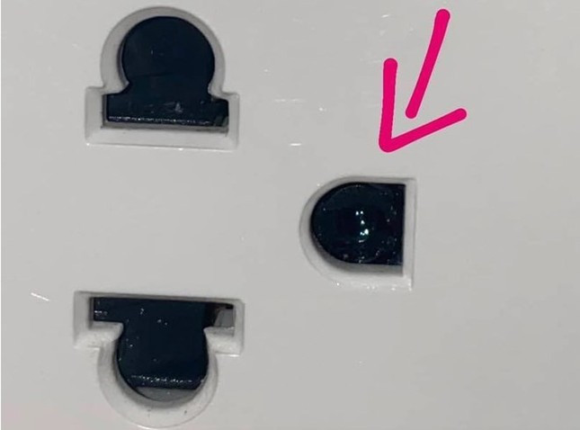 Camera được lắp đặt tinh vi trong ổ cắm điện tại phòng trọ quận Cầu Giấy. Camera được lắp đặt tinh vi trong ổ cắm điện tại phòng trọ quận Cầu Giấy.