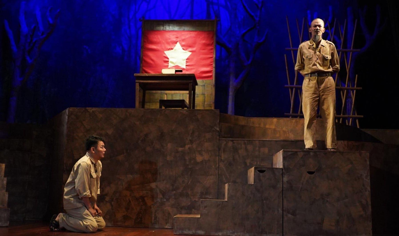 Vở chính luận Đêm trắng là một trong những tác phẩm đắt khách của Nhà hát Kịch Việt Nam trong năm 2024. Vở chính luận Đêm trắng là một trong những tác phẩm đắt khách của Nhà hát Kịch Việt Nam trong năm 2024.