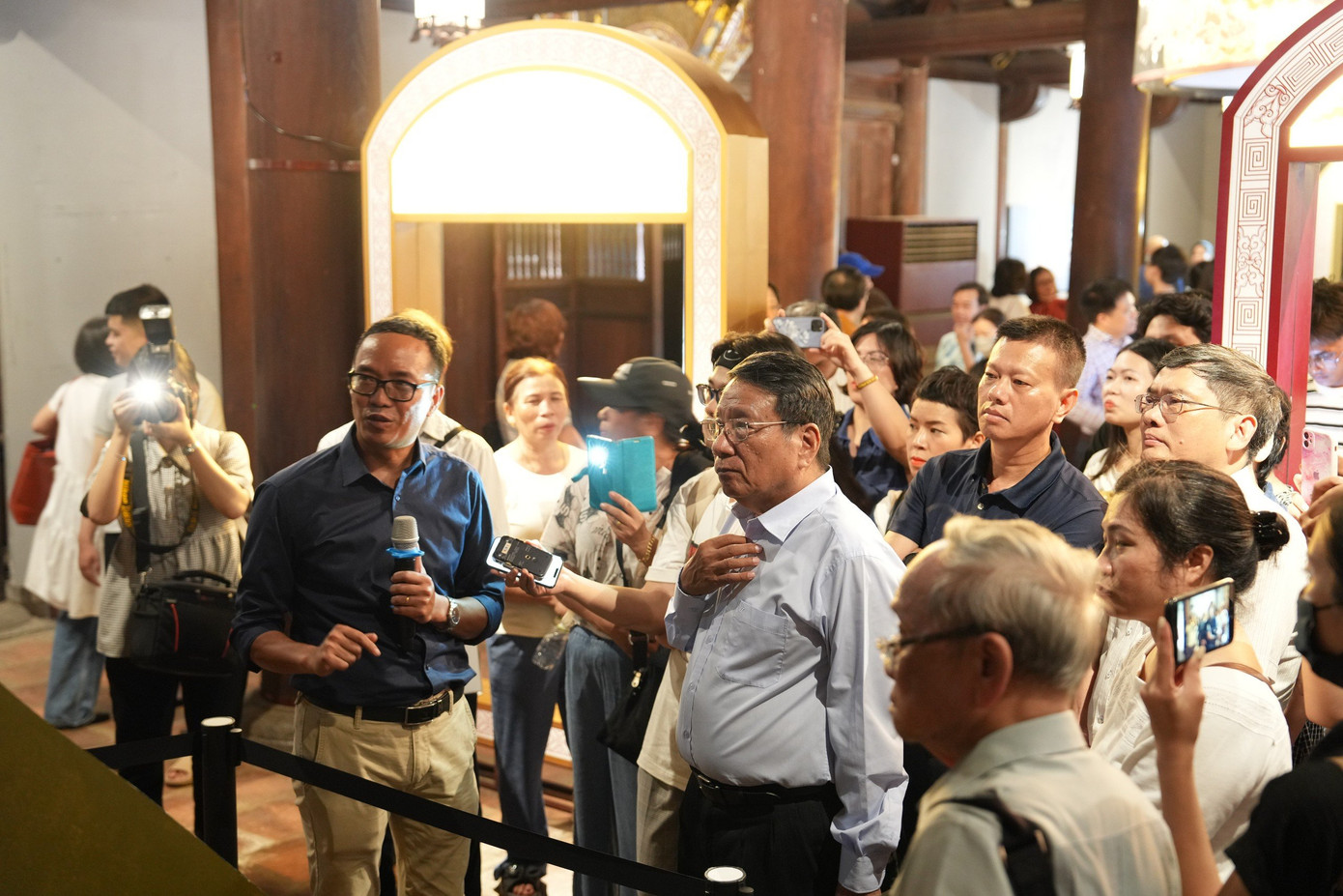 Các hoa văn, họa tiết rồng xuất hiện rõ nét trên trán bia Tiến sĩ được tạo tác trong đợt dựng bia năm 1653, trong số đó có rất nhiều bia được truy dựng bởi liên quan đến các khoa thi trước đó hàng chục năm. Kể từ thời điểm này, hình ảnh rồng chầu mặt trời mây lửa thường xuyên hiện diện trên các trán bia.